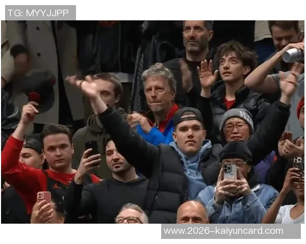 猛龙全场球迷热烈致敬洛瑞绝对功臣在垃圾时间重返赛场引发掌声