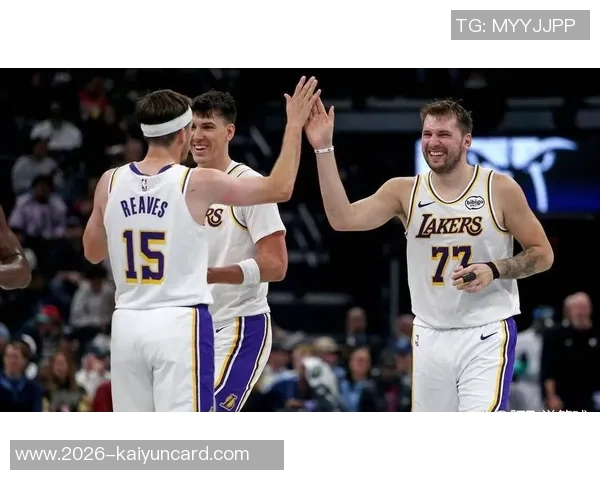 老詹开心点赞东契奇罚球失手未能达成50分替补席队友乐开怀 老詹开心点赞东契奇罚球失手未能达成50分替补席队友乐开怀