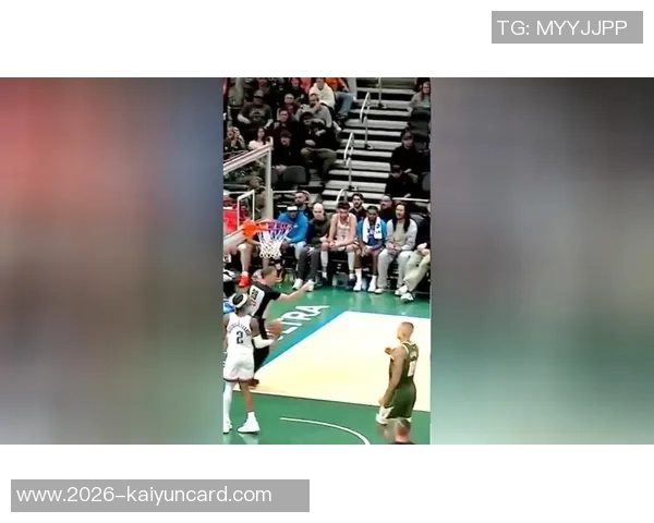 拳击手出击波蒂斯上篮遭无视犯规愤怒重拳击打篮架引发热议